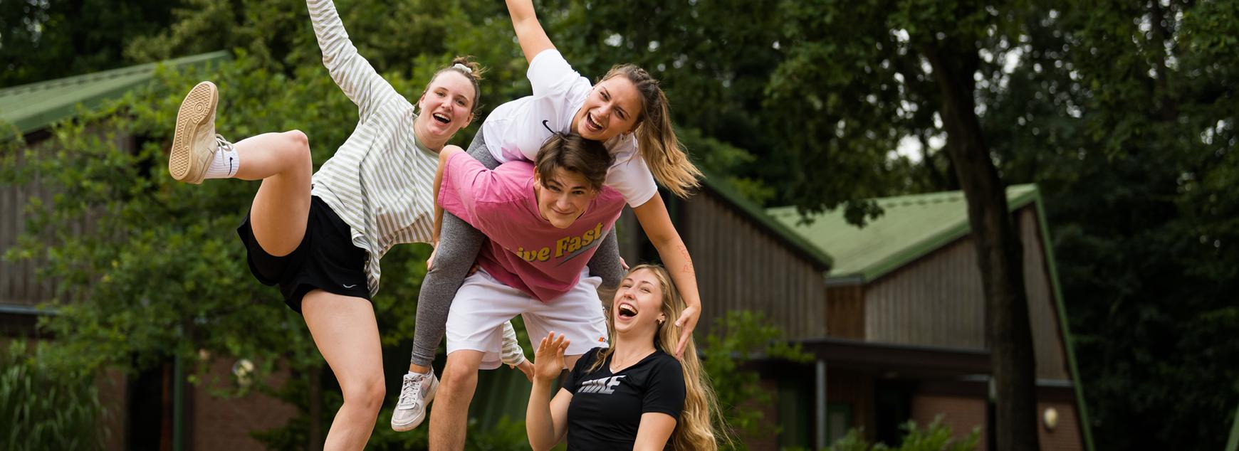 Jugendliche draußen machen Gruppenbild in Bewegung